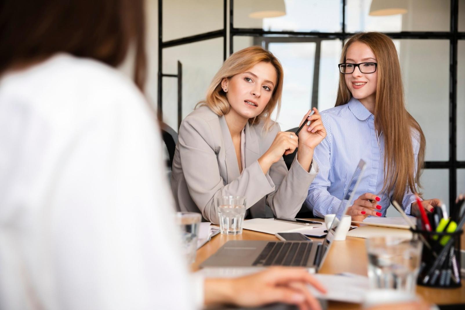 Profesional analizando datos financieros para previsiones empresariales